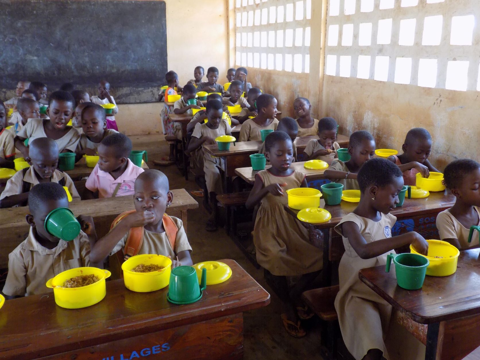 Droit à l’alimentation des enfants, une cantine scolaire à Gbamahlan